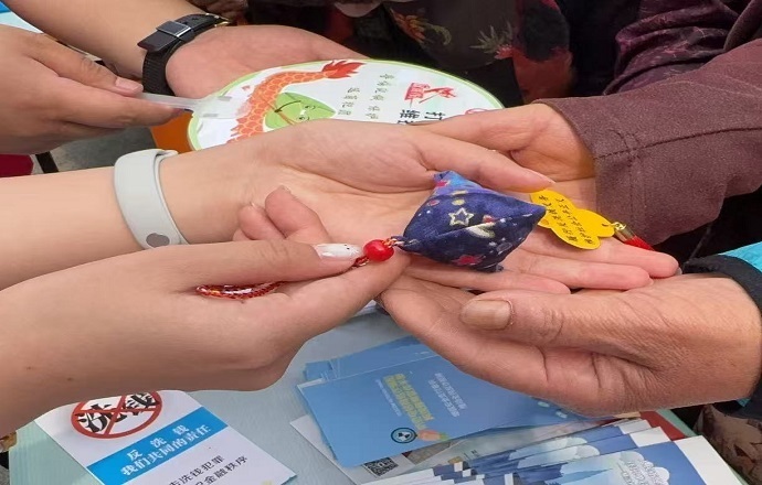 紹興銀行桐鄉支行：端午佳節反洗錢 紹興銀行在行動-2.jpg