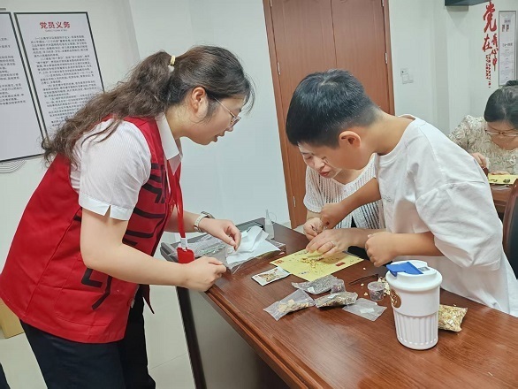 紹興銀行濮院支行：一堂有藥香味的親子金融科普課-1.jpg