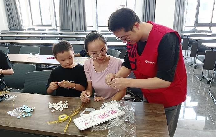 紹興銀行桐鄉濮院支行:巧手謝師恩 金融傳溫情-1.jpg 紹興銀行桐鄉濮院支行:巧手謝師恩 金融傳溫情-1.jpg