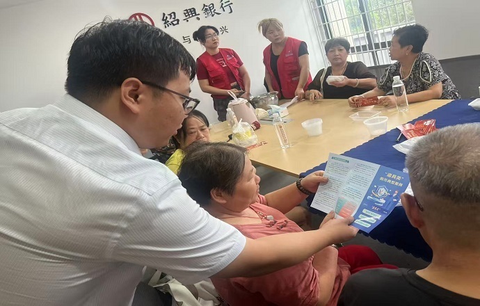 紹興銀行桐鄉崇福支行舉辦中秋沙龍 科普人民幣防偽知識-2.jpg 紹興銀行桐鄉崇福支行舉辦中秋沙龍 科普人民幣防偽知識-2.jpg