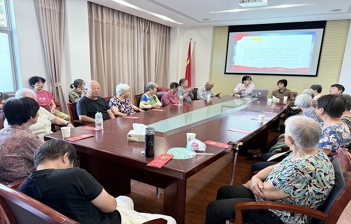 紹興銀行桐鄉支行開展老年反詐防騙宣傳-2.jpg 紹興銀行桐鄉支行開展老年反詐防騙宣傳-2.jpg