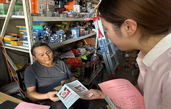 紹興銀行桐鄉崇福支行深入鄉村開展人民幣防偽知識宣傳 筑牢金融安全防線.jpg 紹興銀行桐鄉崇福支行深入鄉村開展人民幣防偽知識宣傳 筑牢金融安全防線.jpg