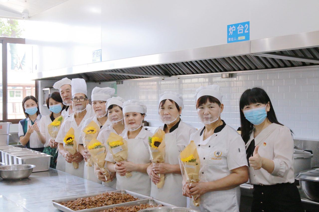 36d782a24337cead3aa8b912a3bf6986  送節(jié)日鮮花.jpg